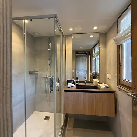 Luxurious Ski-in Ski-out Duplex On Slope Апартаменты *